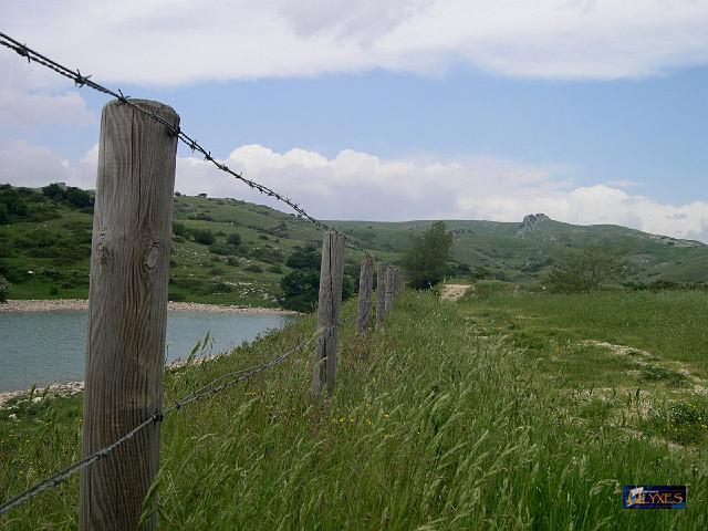 sentiero con specchio d'acqua.JPG